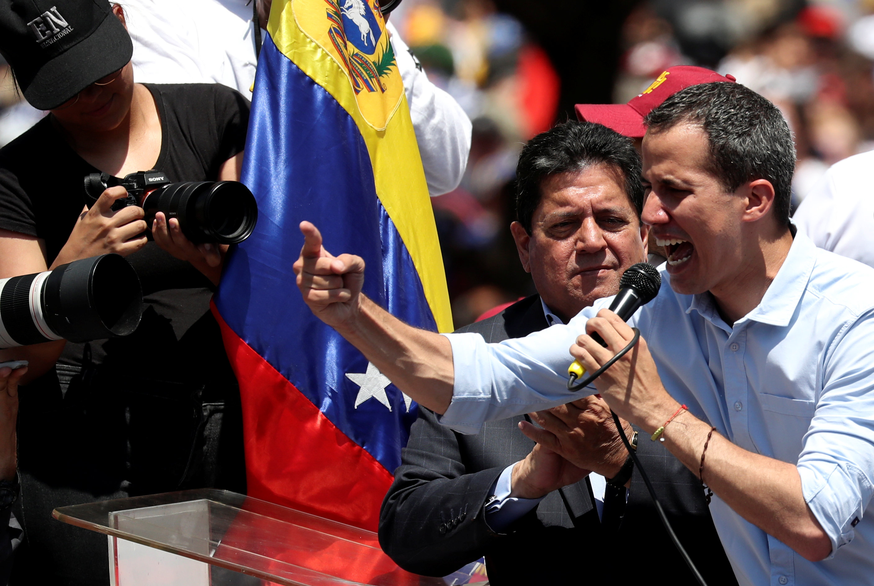 Guaidó saltó bloqueo de la GNB en el puente sobre el lago y pasó en lancha 