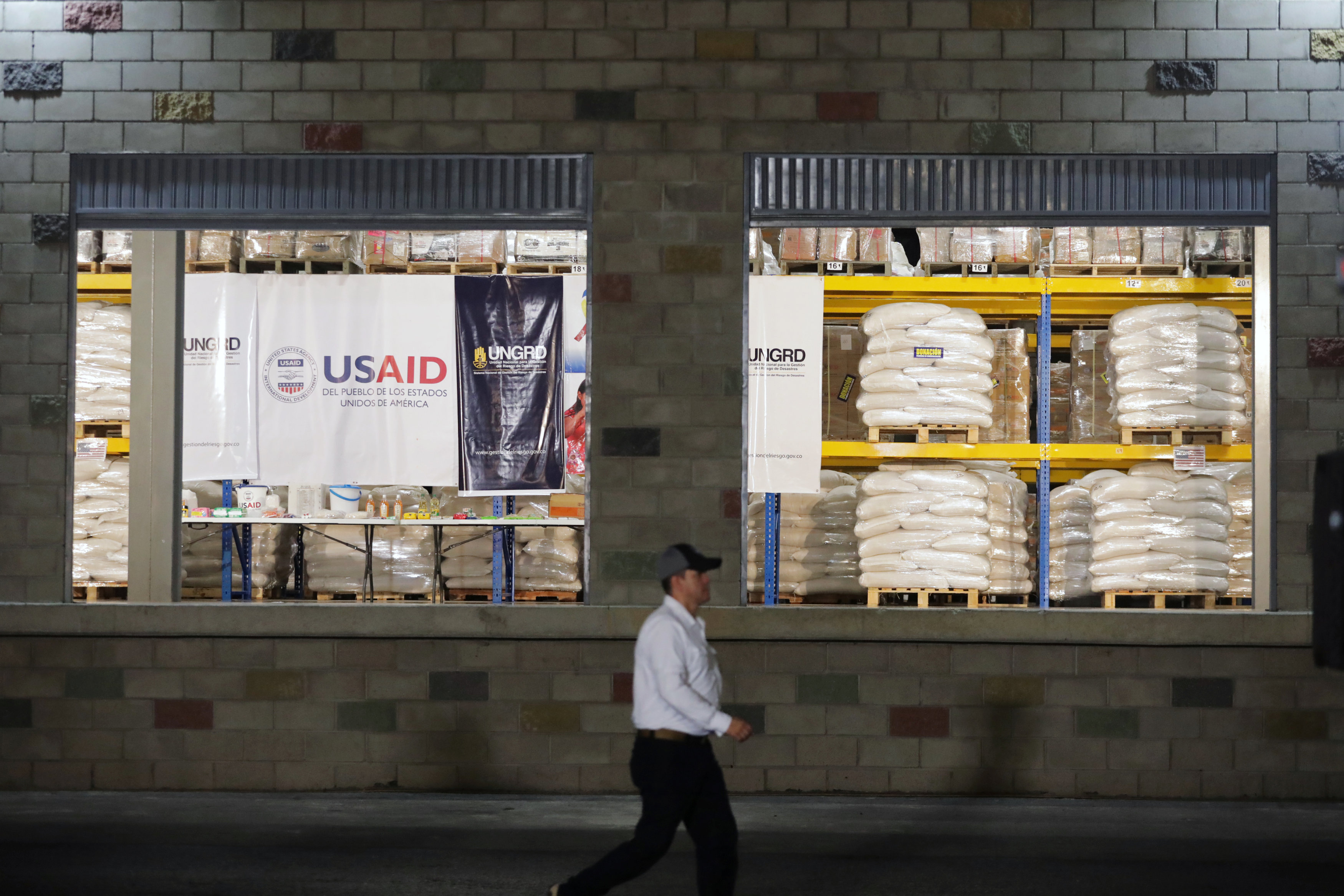 Pompeo visitó el centro de acopio de ayuda humanitaria para Venezuela (Fotos y Video)