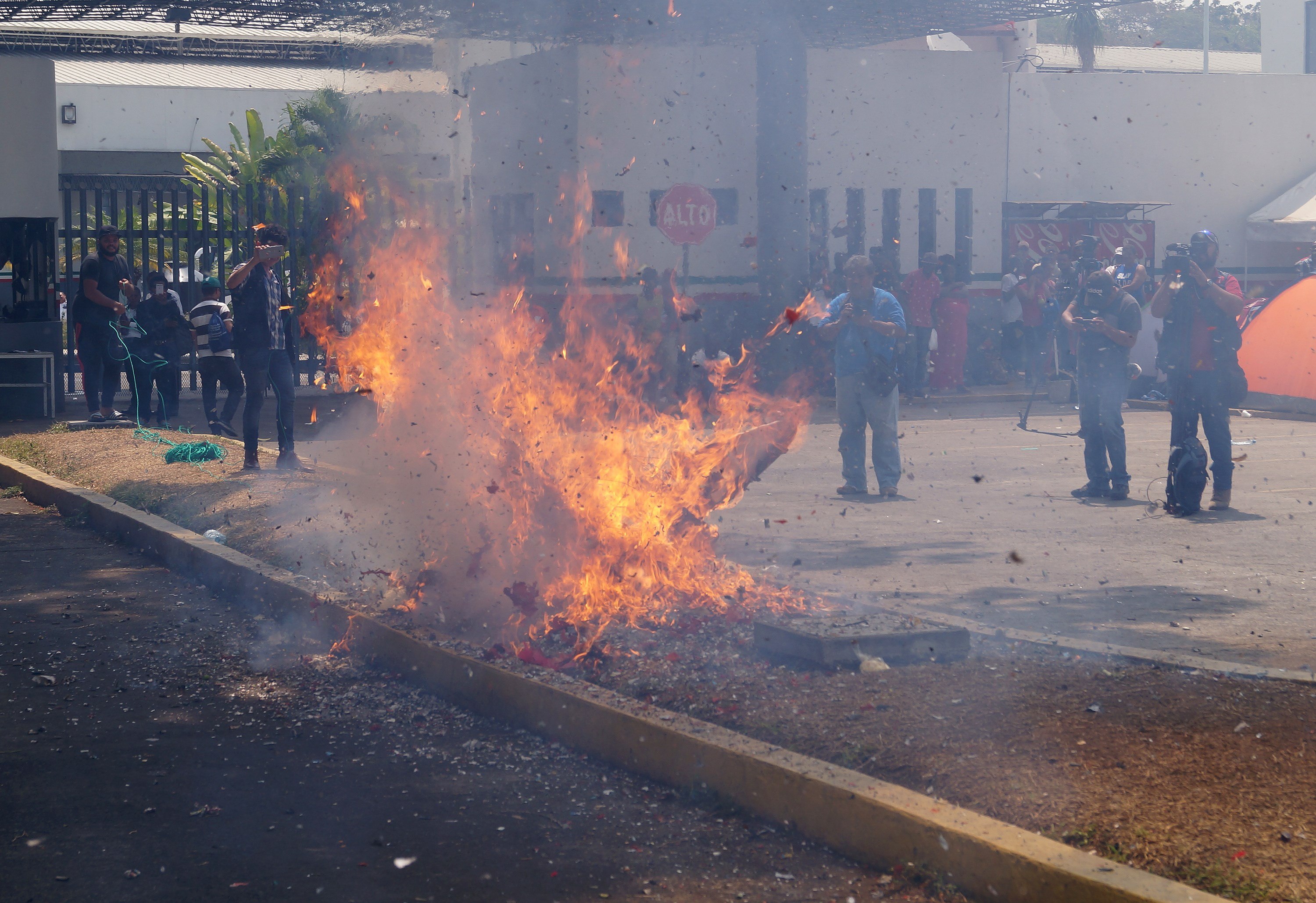 Queman piñata de López Obrador y Trump en estación migratoria mexicana (Fotos)