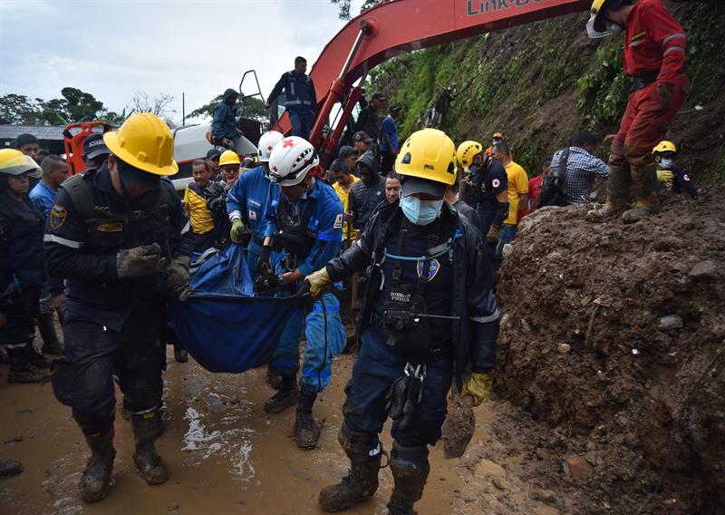 Autoridades colombianas reanudan la búsqueda de desaparecidos por derrumbe