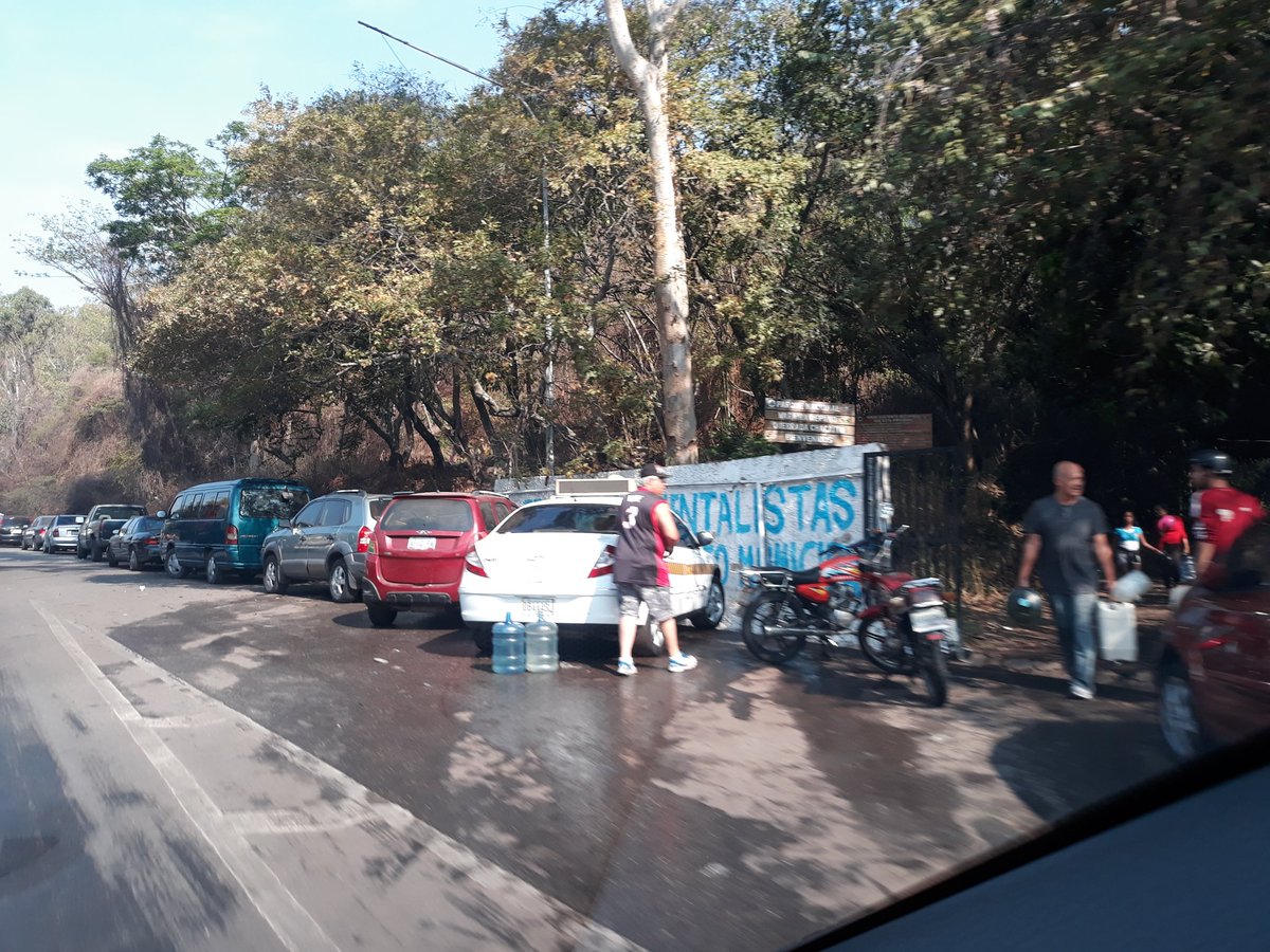 ¡Caótico! La interminable cola para recoger agua en la Cota Mil #1Abr (VIDEOS)