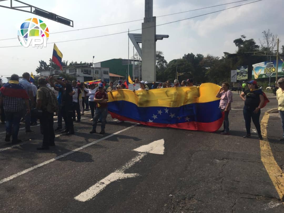 Habitantes de San Cristóbal trancaron avenidas en medida de protestas por los servicios públicos #10Abr