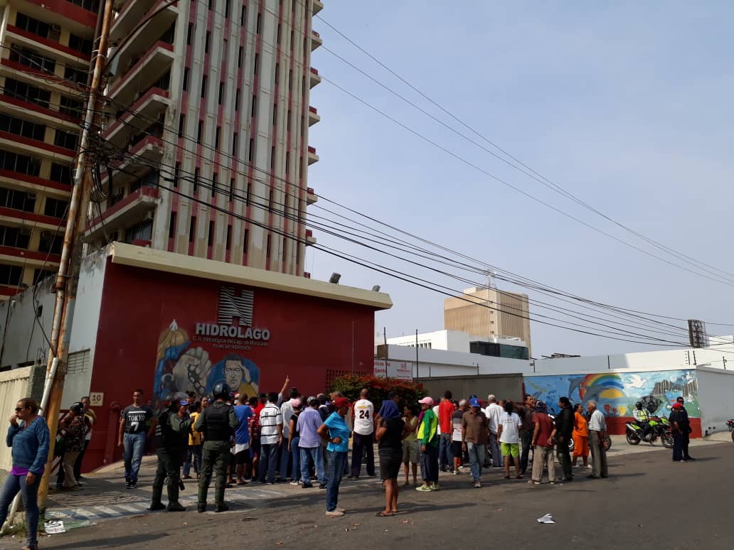 Marabinos cerraron la calle frente a Hidrolago y fueron amenazados por paramilitares chavistas