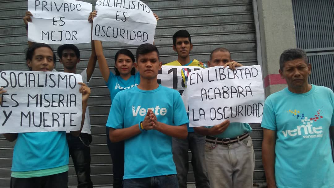 Vente Joven Portuguesa protesta en la sede de Corpoelec: Solo en libertad acabará la oscuridad en Venezuela