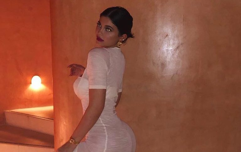 ¡ULTRA HOT! Kylie Jenner se excede una vez más con una ardiente fotografía con vestido transparente