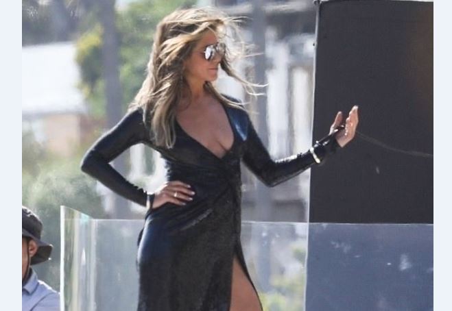 ¡Una madurita súper HOT! Así luce Jennifer Aniston en látex a sus 50 años (FOTOS)