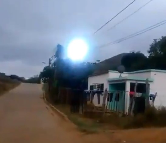 ¡Sape gato! Vecinos de Falcón se aterran tras recibir insólita descarga eléctrica (VIDEO)