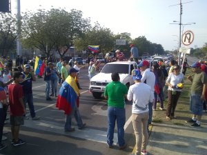 Carabobeños salen a las calles tras llamado de Guaidó #30Abr (fotos)