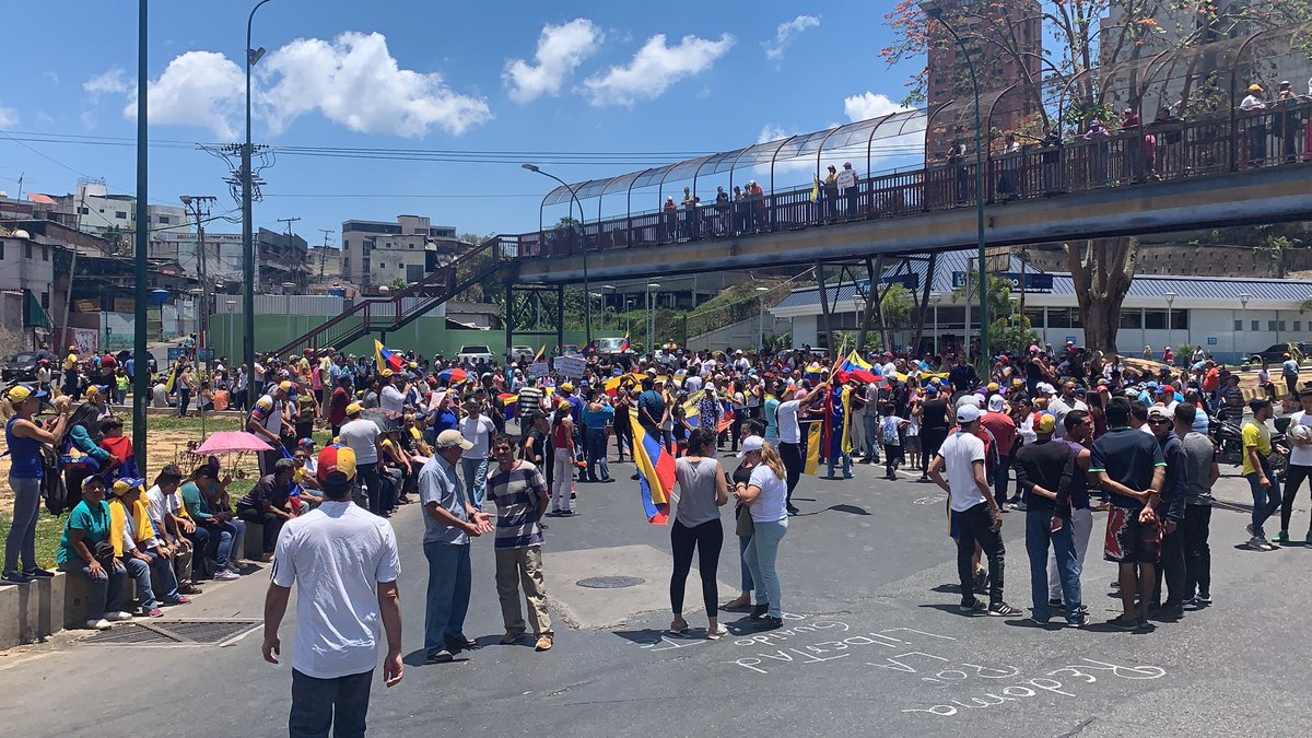 Vecinos de Los Teques protestan por falta de agua y gas #9Abr