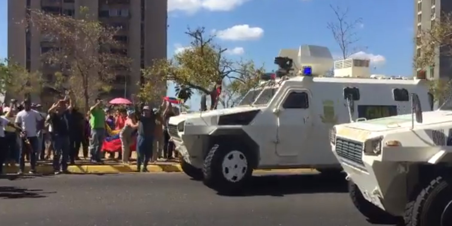 EN VIDEO: GNB decide no reprimir a manifestantes en Puerto Ordaz y retira las tanquetas #30Abr