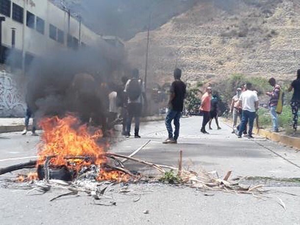 Manifestantes se concentran en el distribuidor La Yaguara #30Abr (fotos)