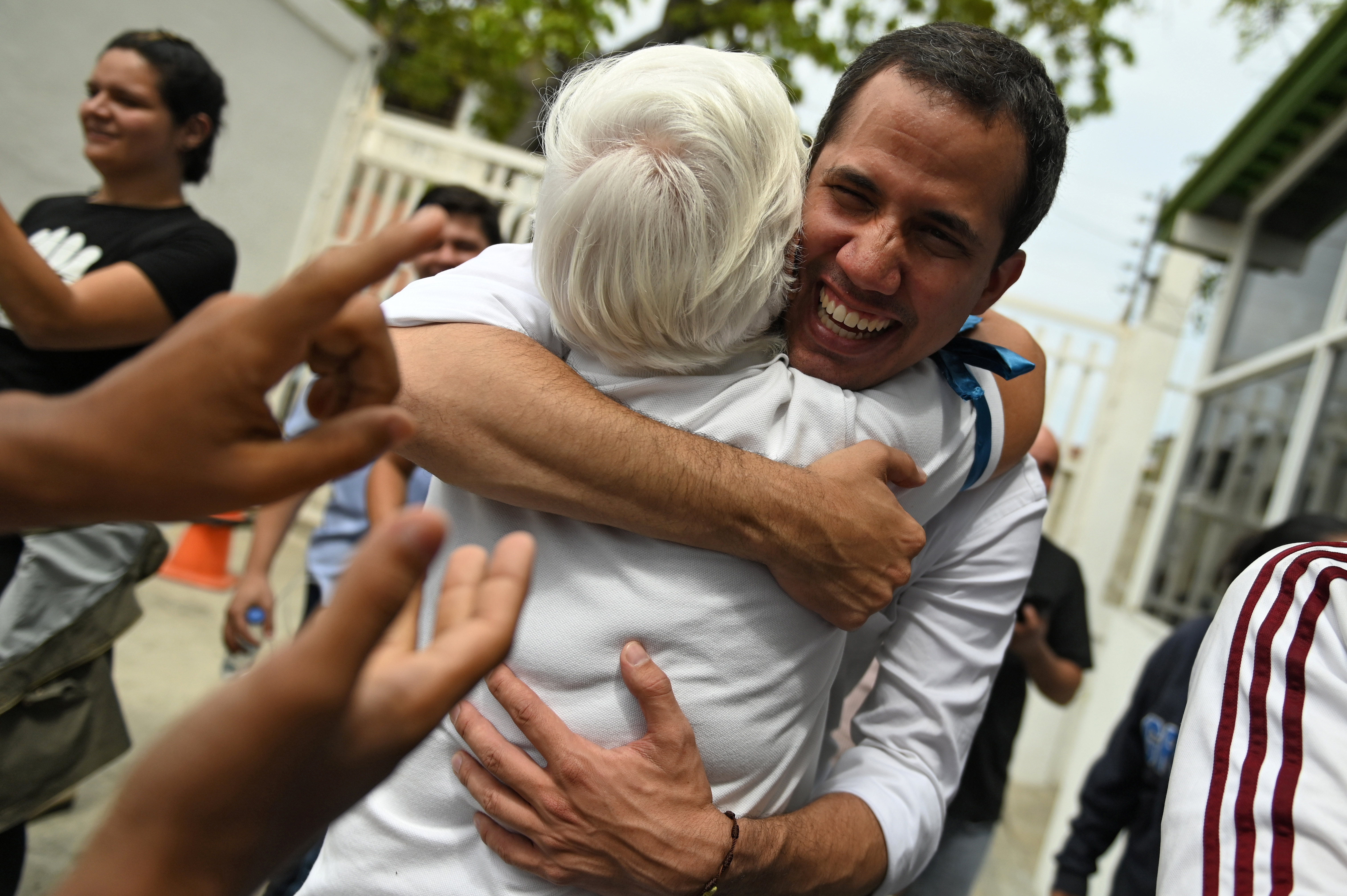 Juan Guaidó le habla a las madres militares de Venezuela en su día (Tuits)