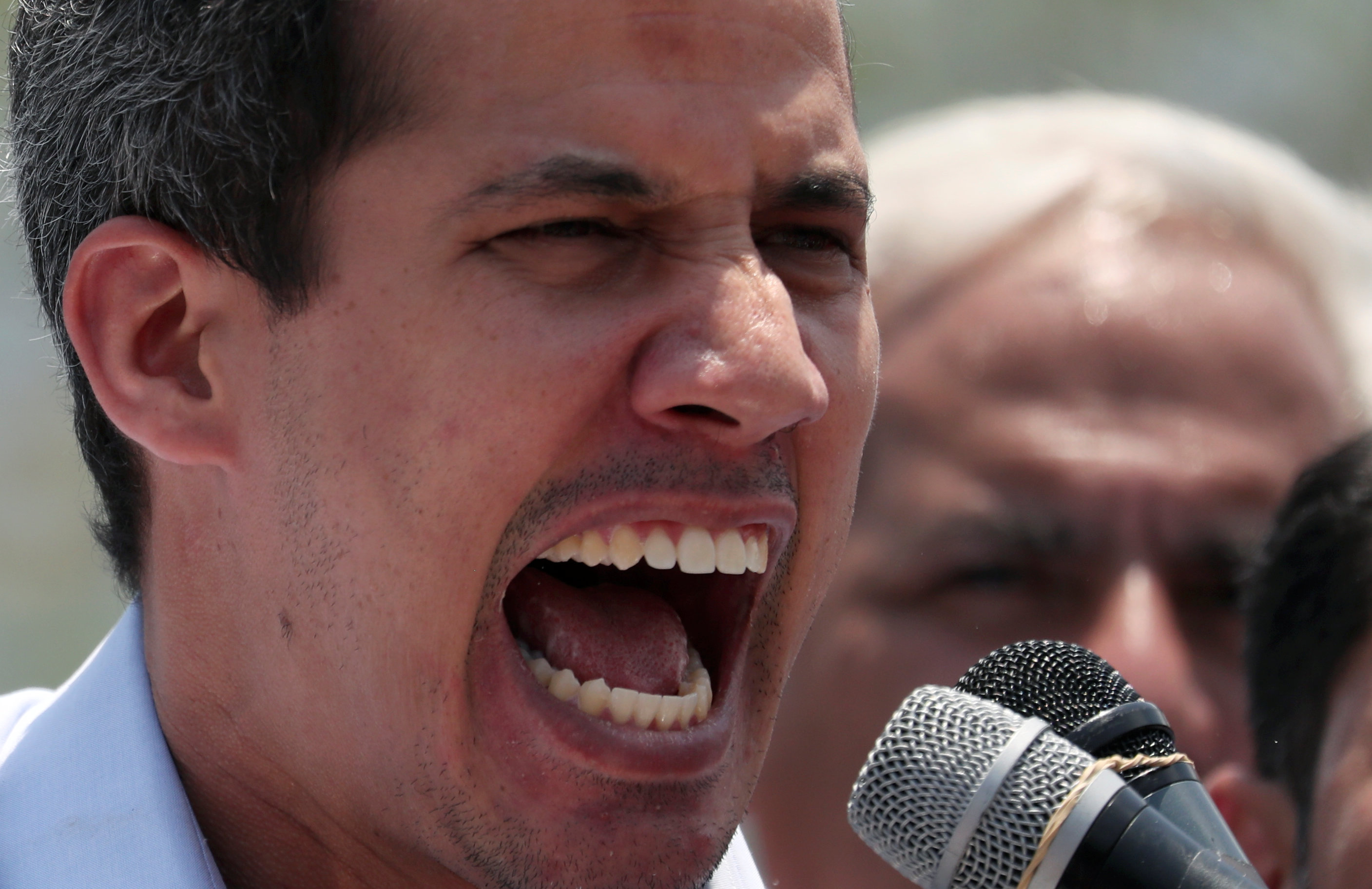 Guaidó deja en la calle al régimen por celebrar aniversario de Barrio Adentro #23May