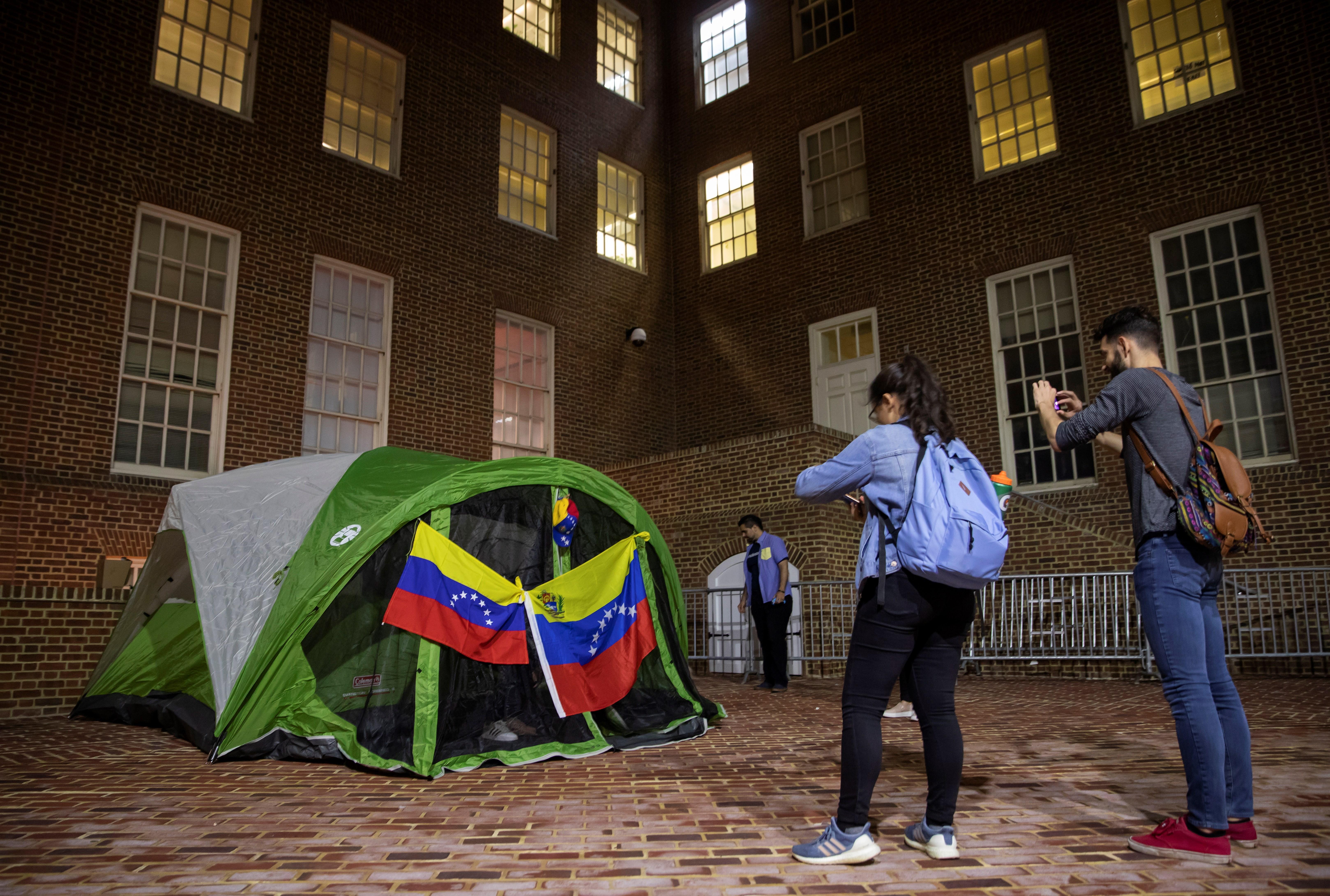 Venezolanos siguen protestando frente a la embajada en Washington: Servicio secreto detuvo a dos de los comunistas gringos (fotos y video)