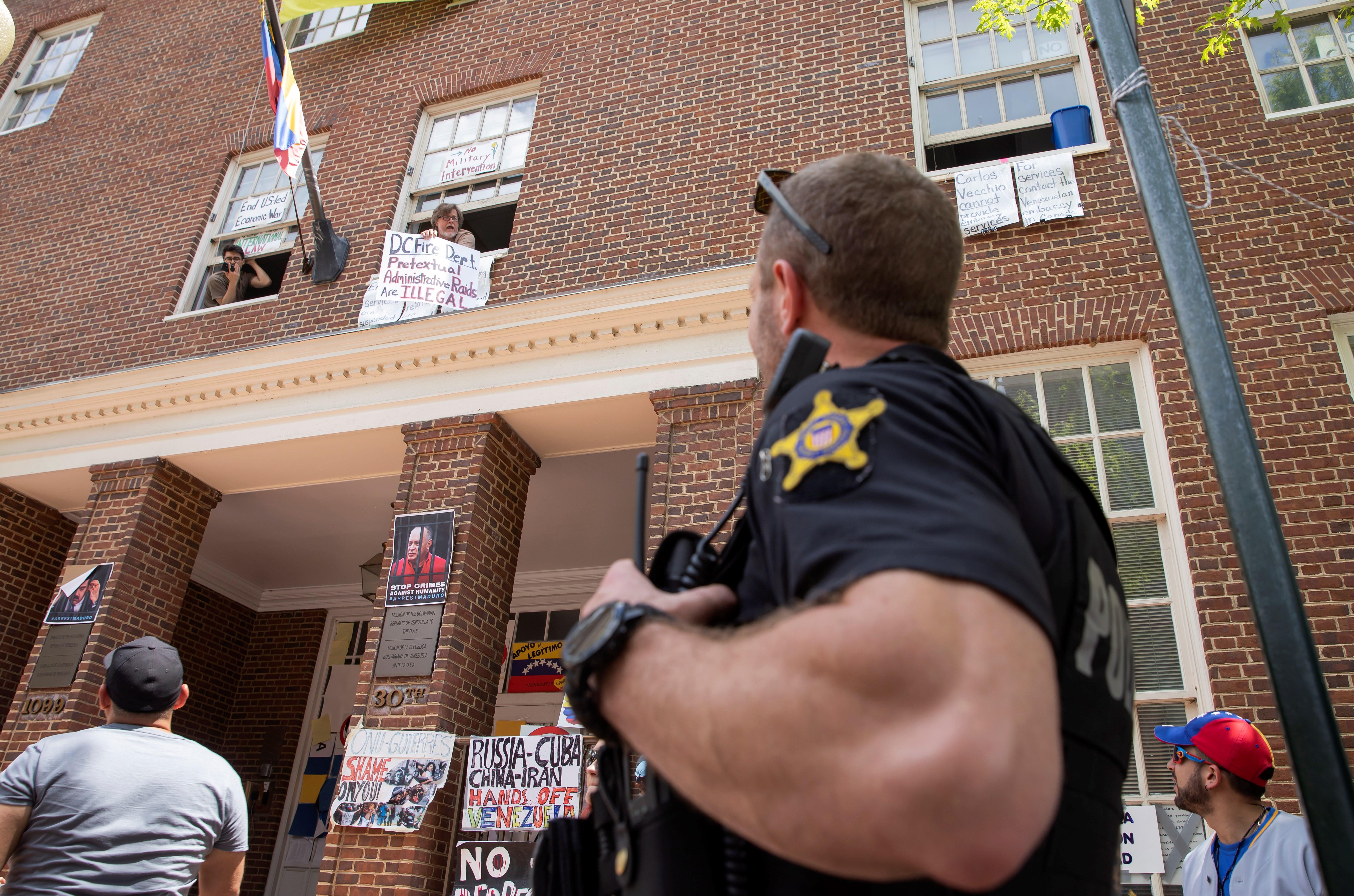 Policía irrumpe en embajada de Venezuela en EEUU y detiene a los cuatro comunistas gringos #16May