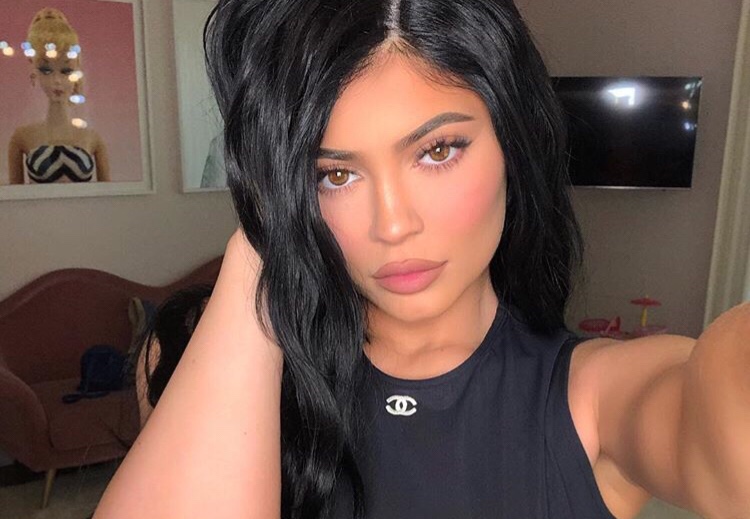 ¡Tremendas lolas! Kylie Jenner enloquece a sus seguidores con ajustado vestido transparentoso