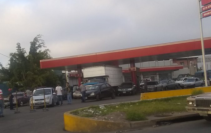 Kilométricas colas en Lara para llenar el tanque de gasolina #20May