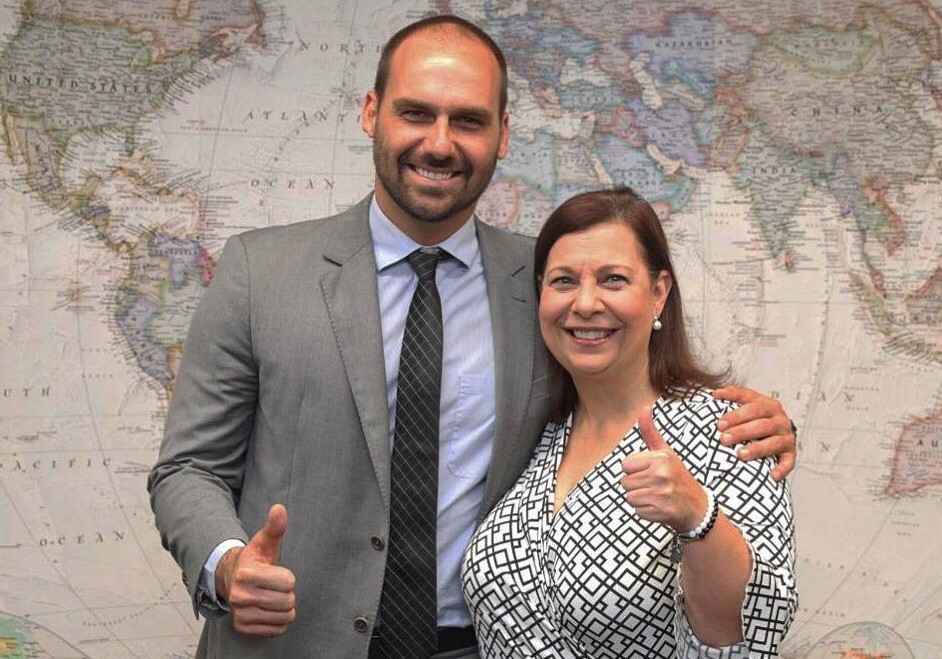 Eduardo Bolsonaro celebra que gobierno de Guaidó asuma la embajada de Venezuela en Brasil