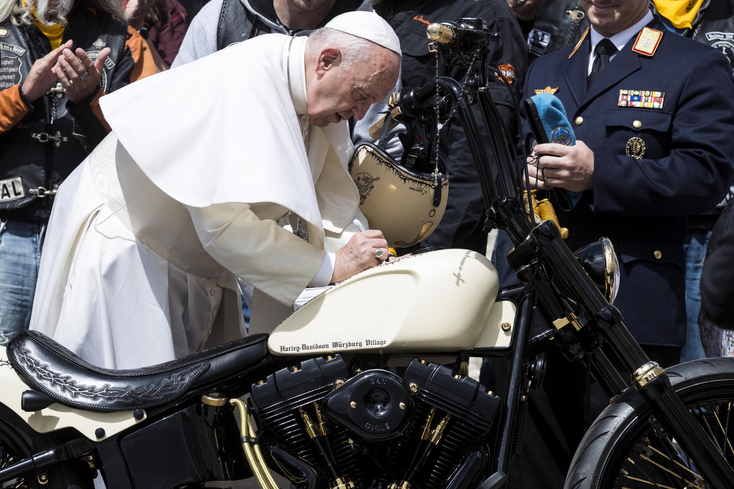 El Papa estampó su firma en una Harley Davidson y en camisetas de fútbol