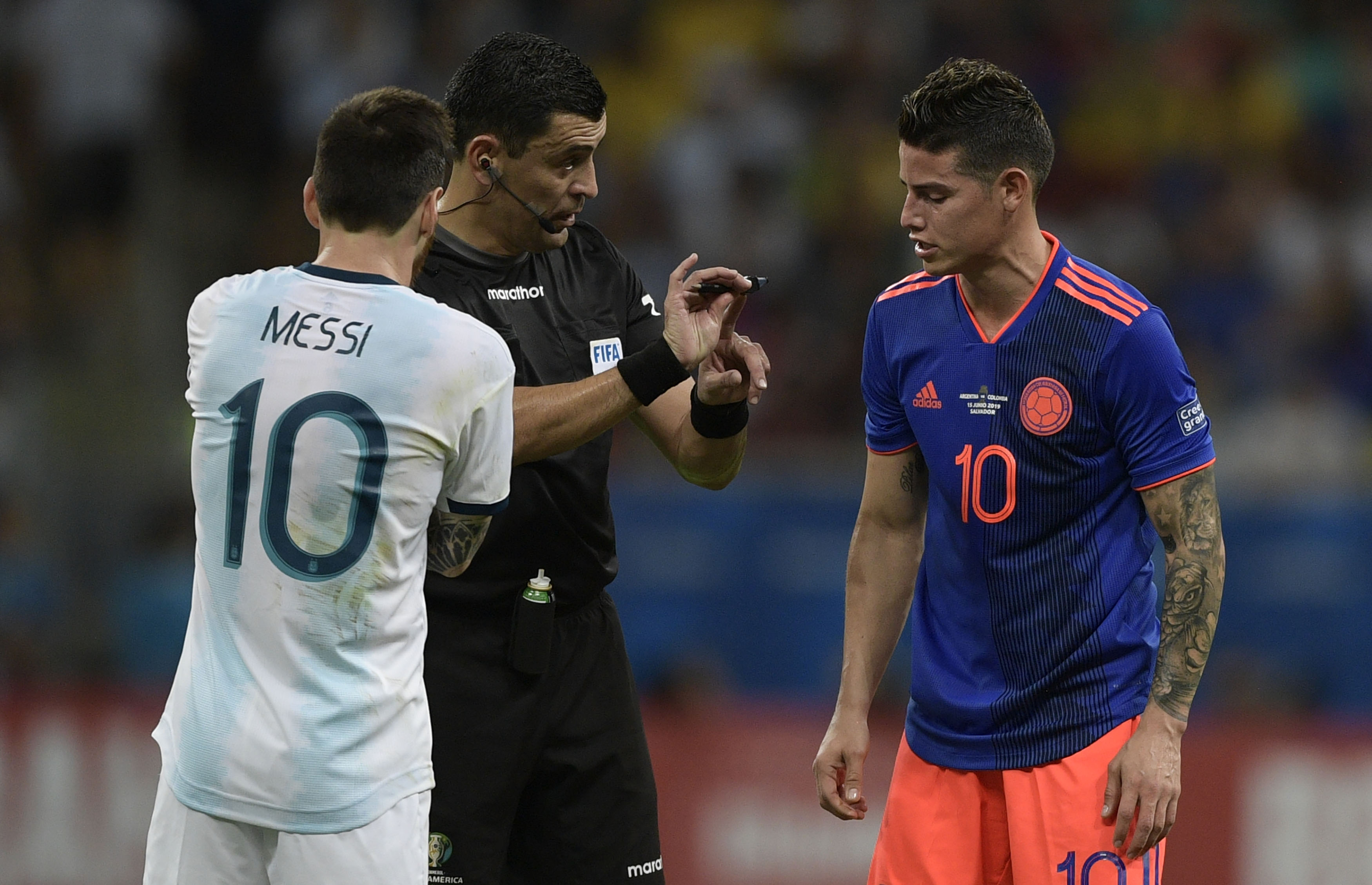 James Rodríguez le gana a Messi el duelo de los 10