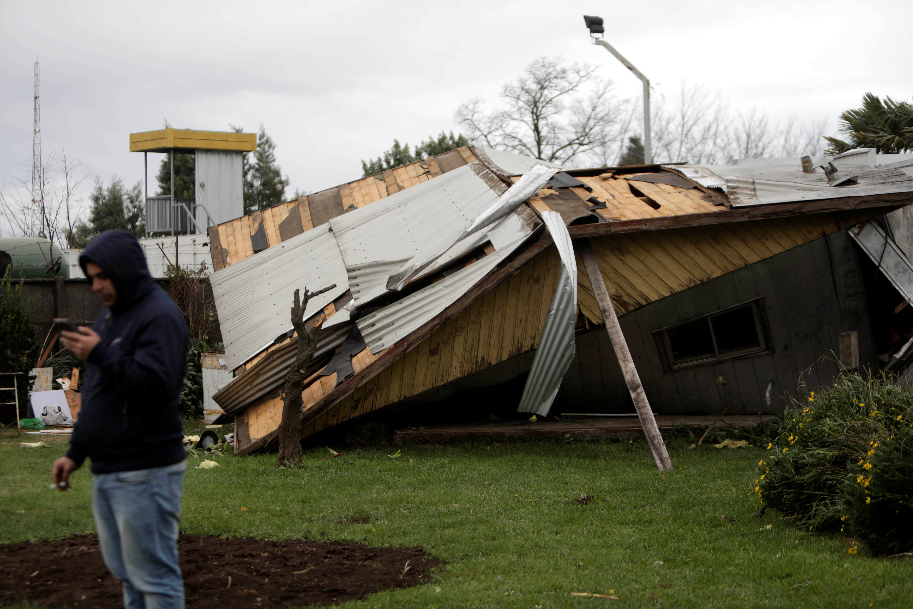 Cientos de viviendas dañadas por tornados fuertes e inusuales en Chile (VIDEOS)