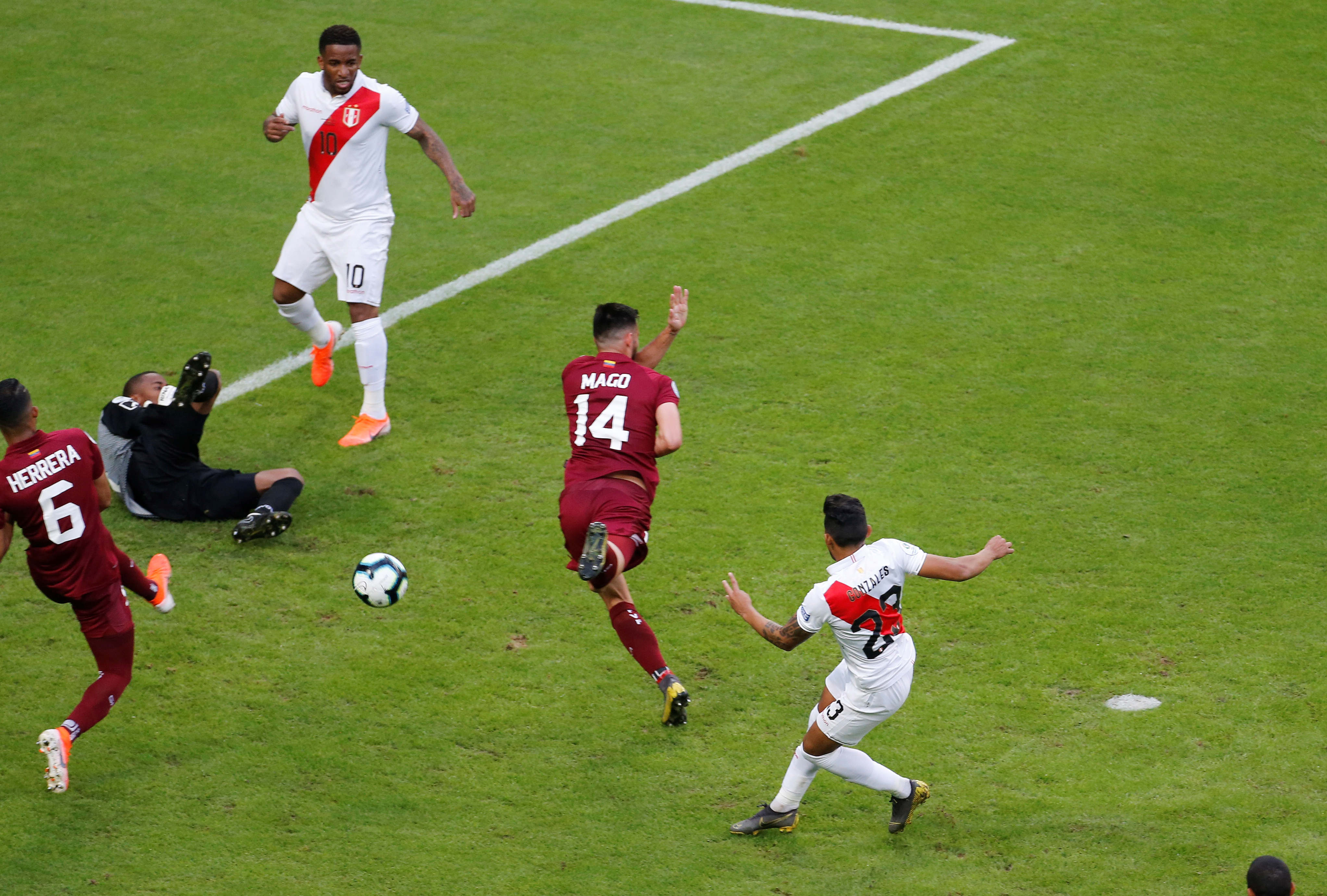 Fútbol para distraerse de la crisis: Venezolanos disfrutan juego de la Vinotinto vs Perú en la Sadel (FOTOS)