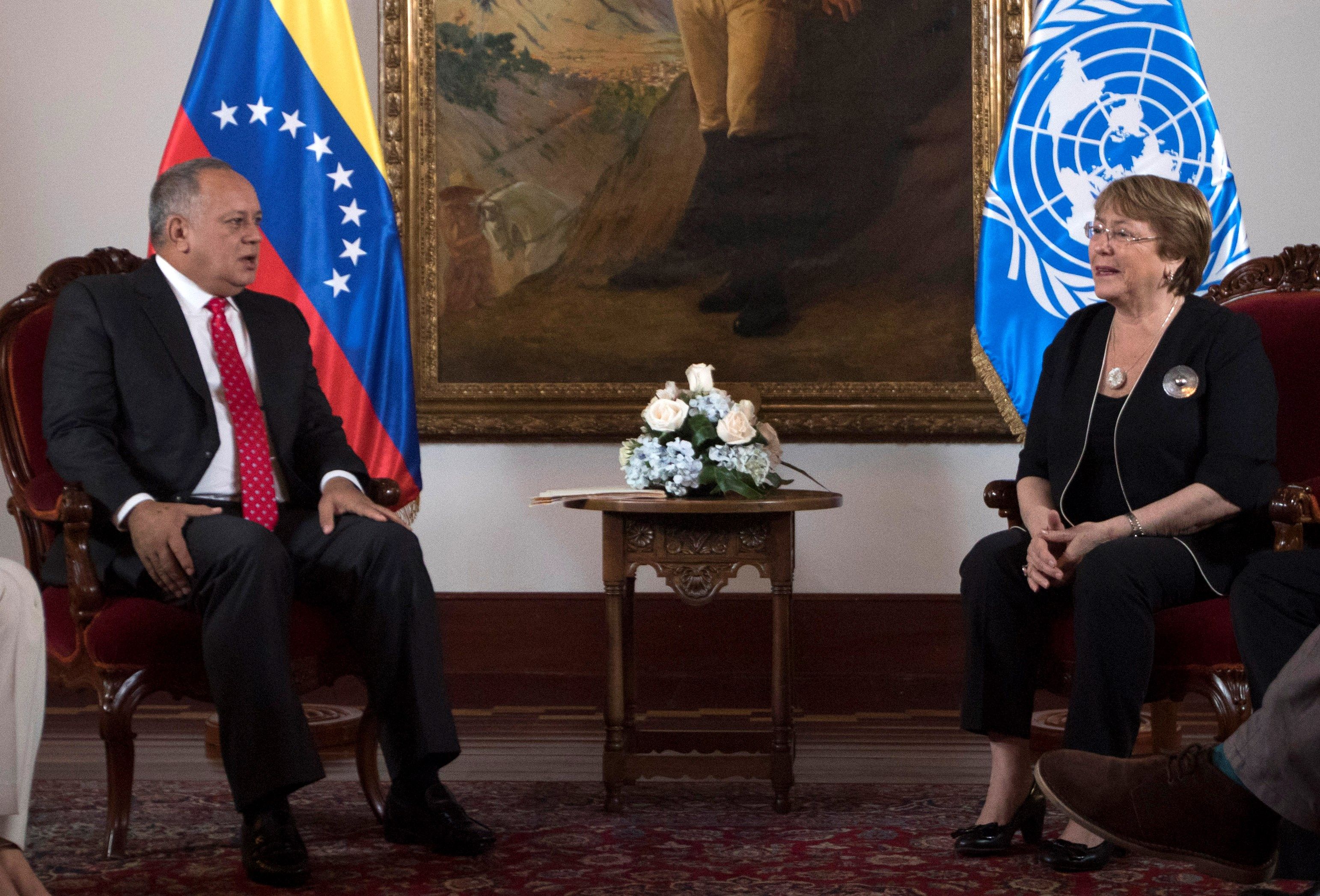 LA FOTO: Michelle Bachelet se sienta con Diosdado a escuchar sus fantasías