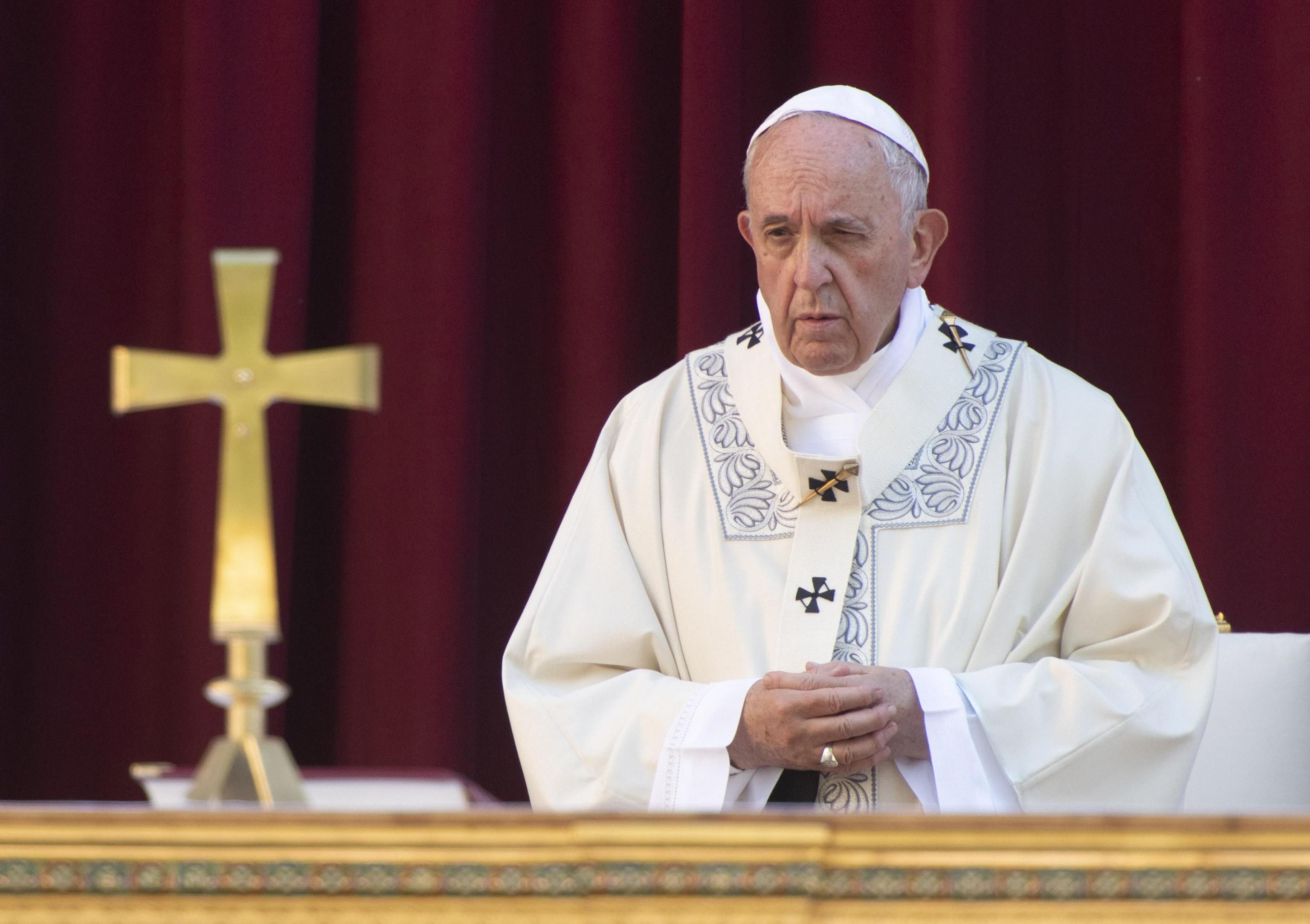 El Papa critica la arrogancia, la ambición y defiende el compartir