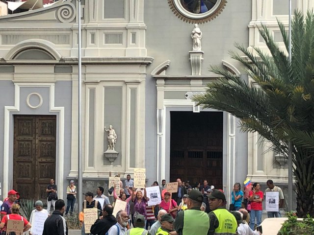 Personas a favor del chavismo arremeten contra diputados de la AN. Imagen cortesía. 