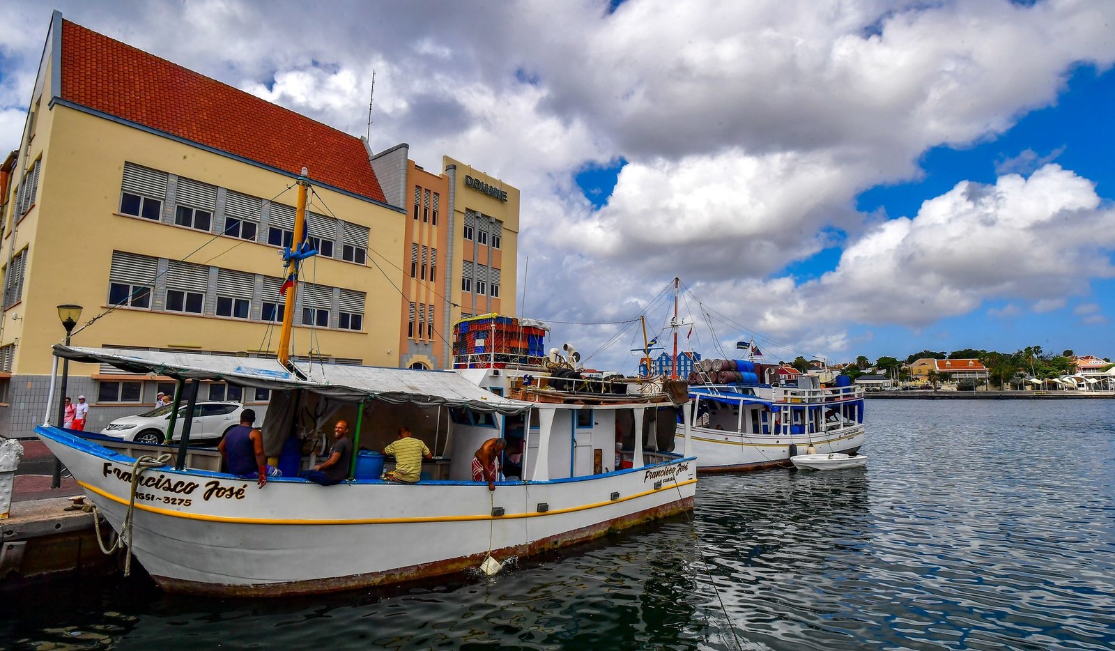 Venezolanos hacen un riesgoso viaje a Curazao para huir de la crisis