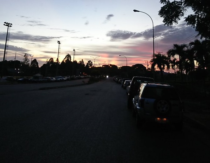 LA FOTO: El “amanecer gasolinero” en Bolívar anuncia otra jornada de crisis este #3Jun