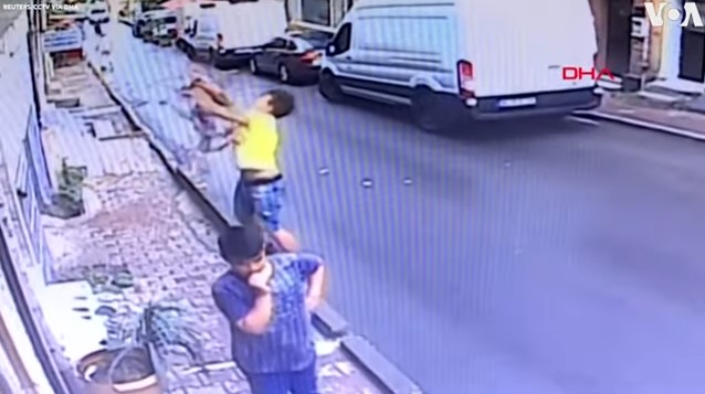 No todos los héroes llevan capa: Hombre salvó a una bebé de una estrepitosa muerte (VIDEO)