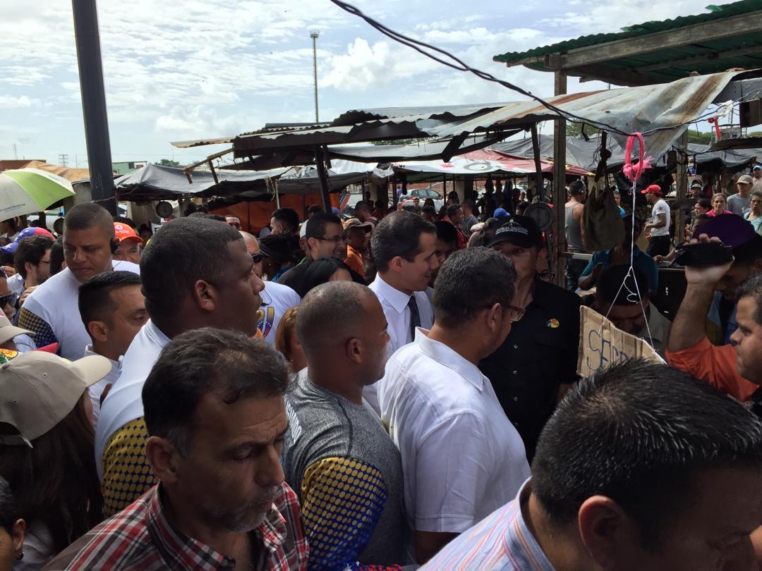 En Imágenes: Así fue recibido Guaidó en mercado municipal en Valencia #7Jun