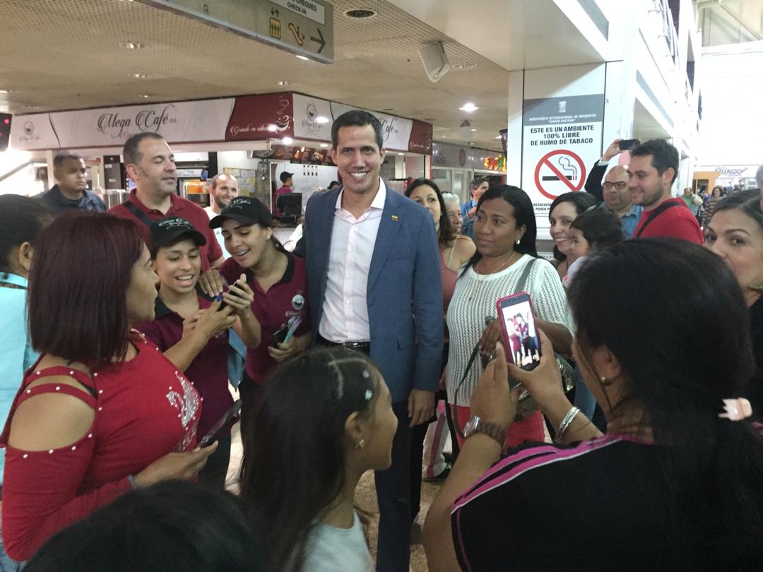 LA FOTO: Juan Guaidó esperando a su esposa, Fabiana Rosales, en Maiquetía