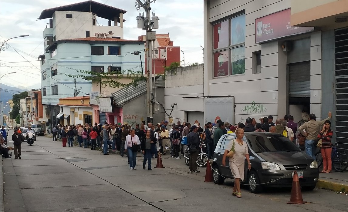 Colas interminables: El calvario de los jubilados para cobrar la pensión #21Jun (fotos)