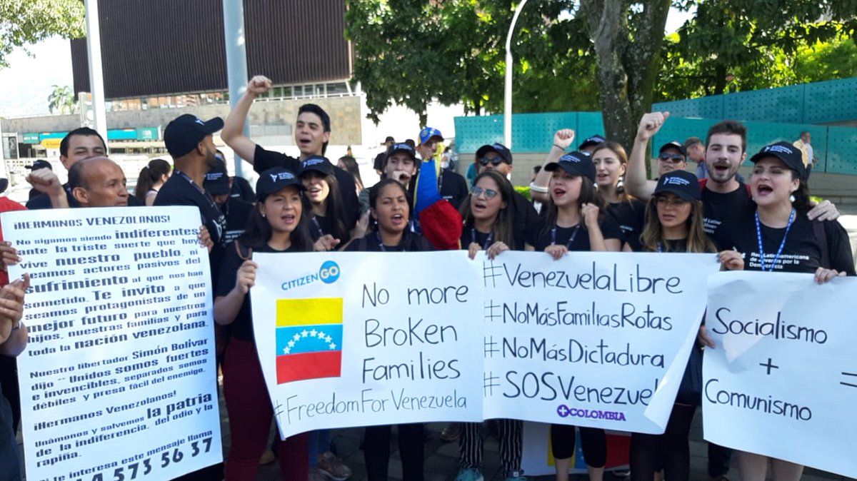 Venezolanos se manifiestan frente a la Asamblea de la OEA para pedir libertad y democracia