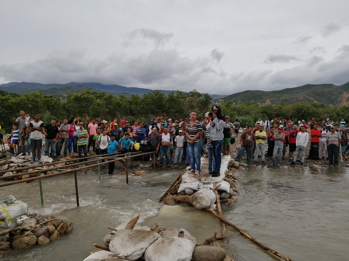 Al menos 200 personas han sido sorprendidas en las trochas por la policía colombiana