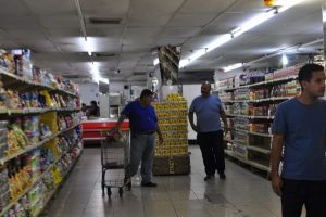 Supermercados de La Guaira tienen de todo pero no hay dinero para comprar