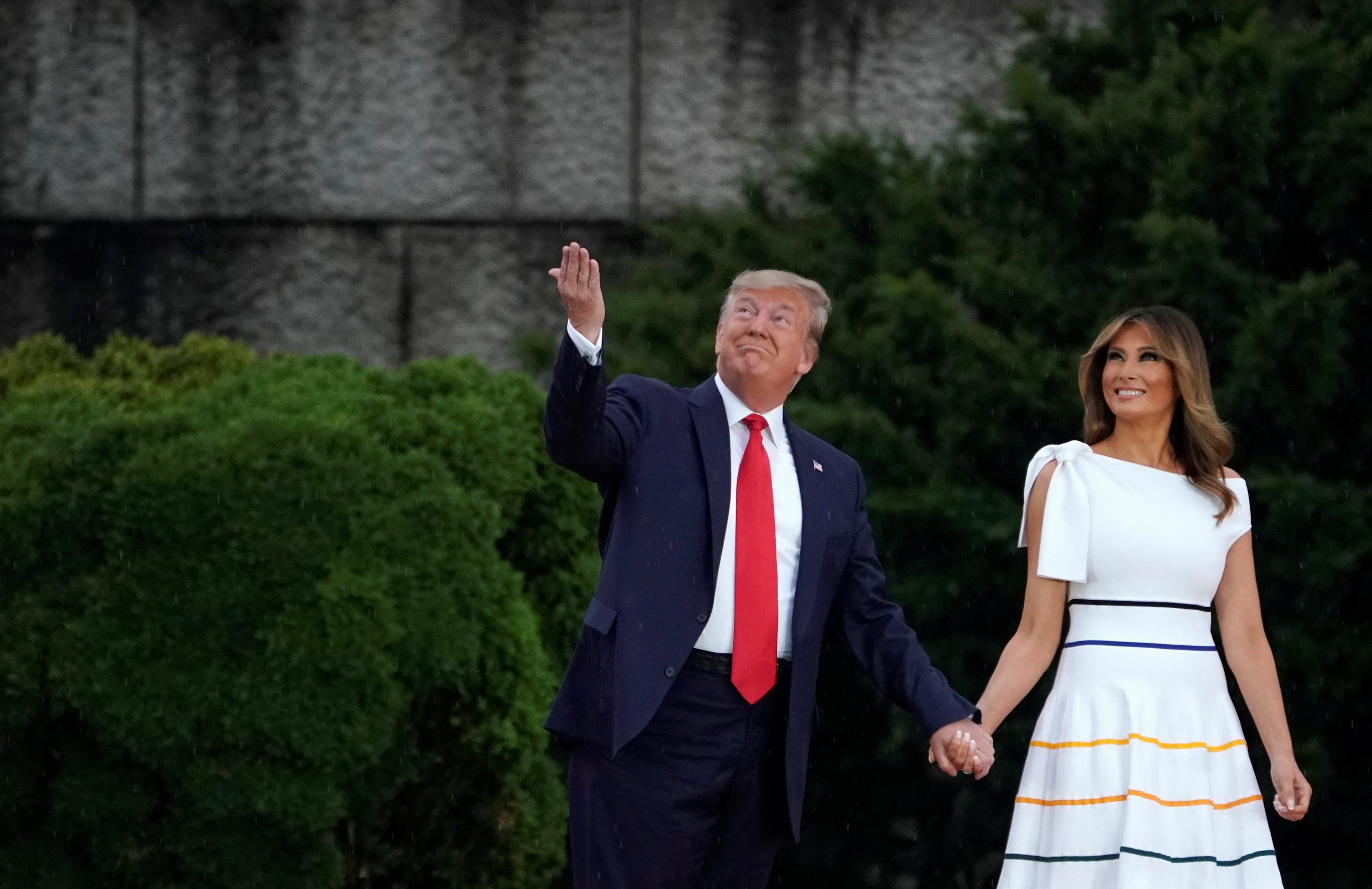 ¡Sin sujetador bajo la lluvia! El busto de Melania Trump fue protagonista accidental del 4 de julio (FOTOS)