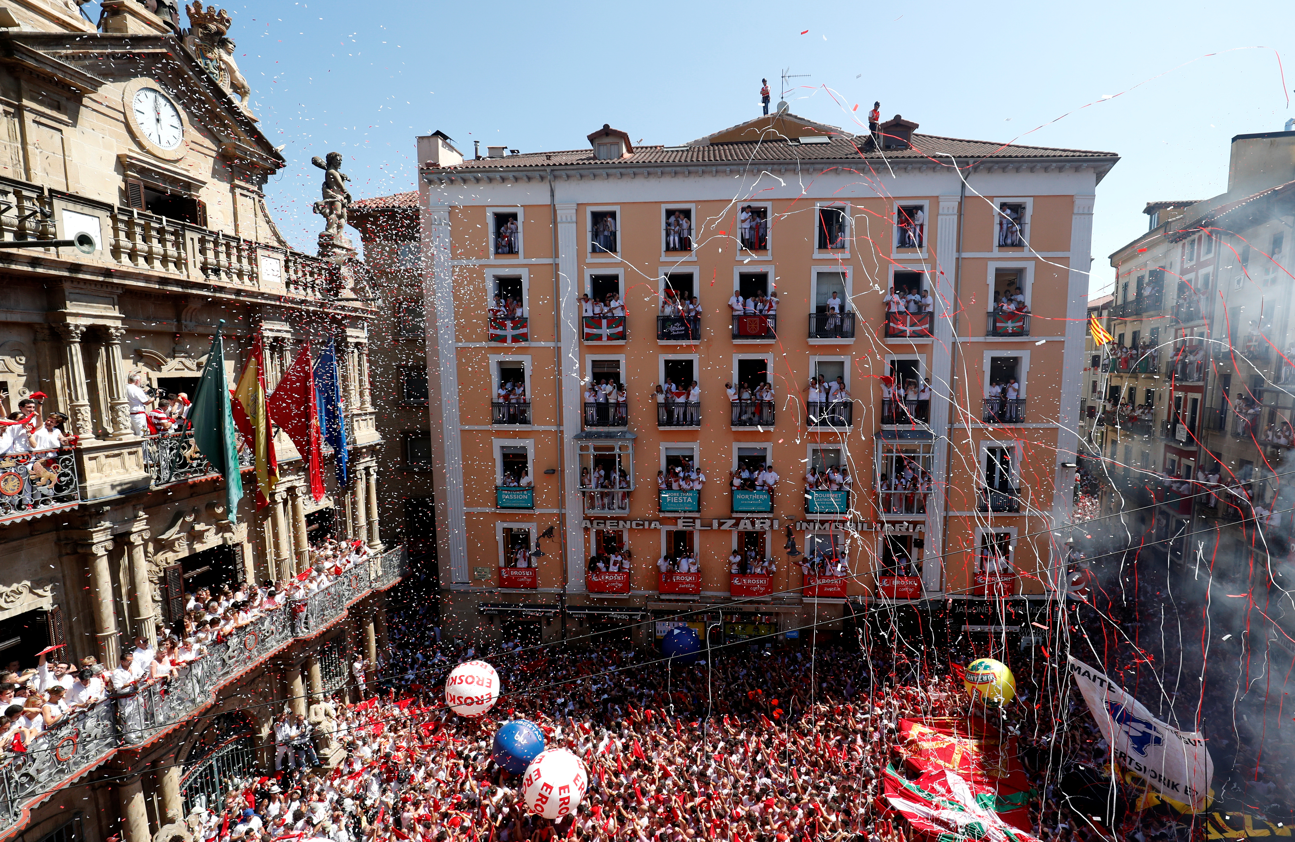 Pamplona inaugura los Sanfermines con el tradicional chupinazo (Fotos)