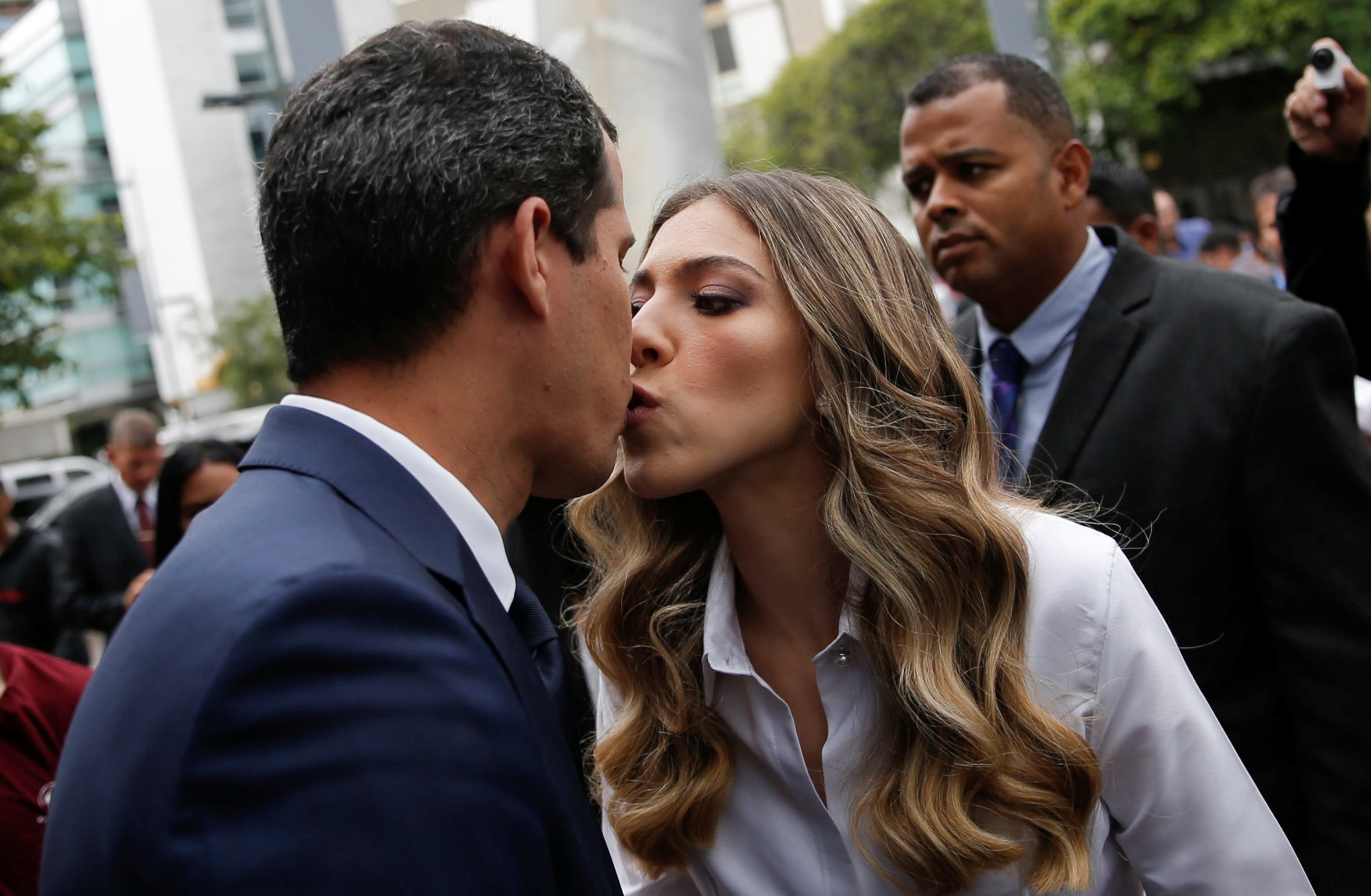 EN FOTOS: El beso de bienvenida de Fabiana Rosales a Juan Guaidó que trascendió el ataque chavista