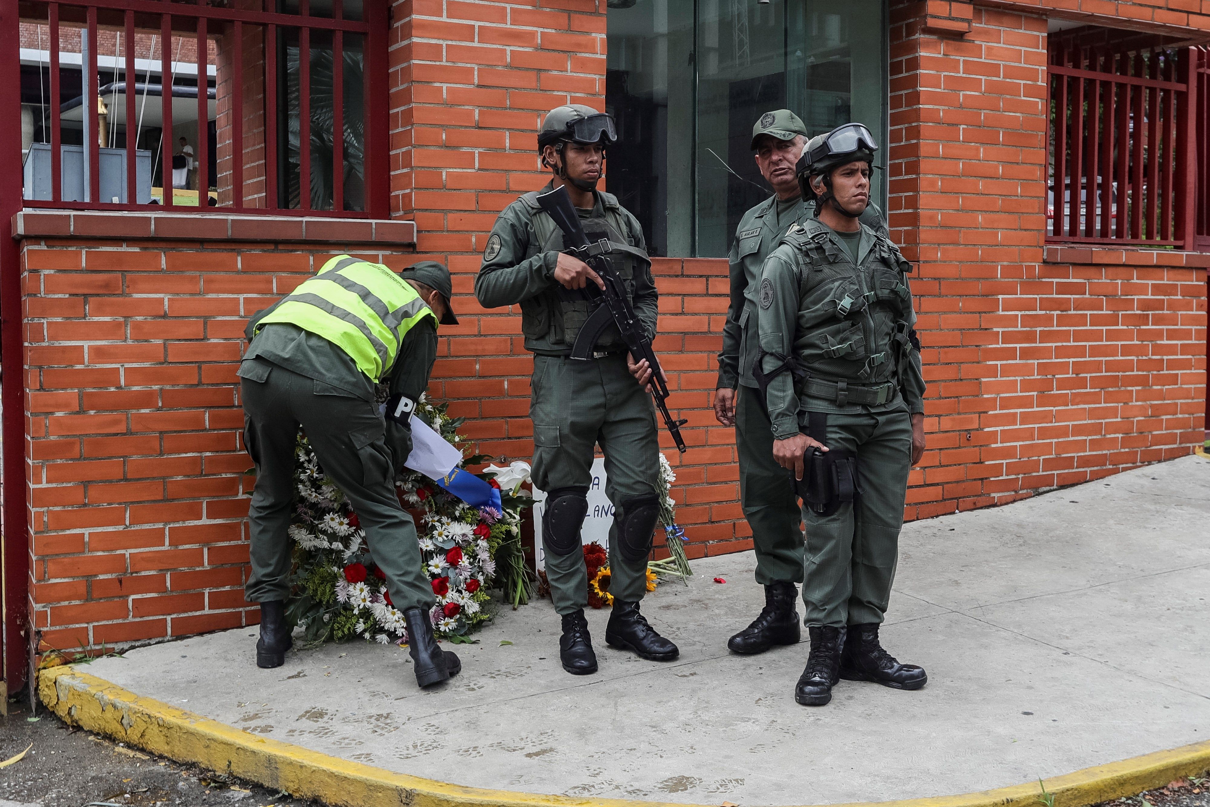 EN FOTOS: Dejan ofrendas florales en honor al C/C Acosta Arévalo y la Armada lo retira