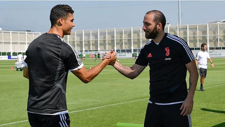 Cristiano Ronaldo dejó en ridículo a Higuaín durante un entrenamiento de la Juventus (VIDEO)