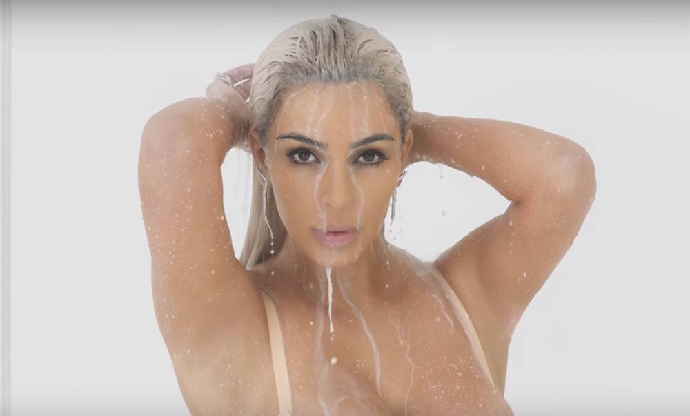 Pegadito, majestuoso y provocativo: El ajustado traje de baño dorado de Kim Kardashian (FOTOS)