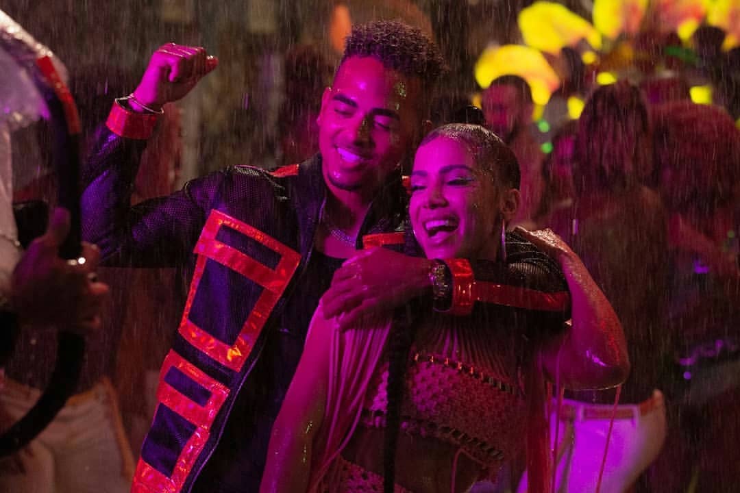 Ozuna y Anitta suben la temperatura con atrevido baile en “Muito calor”