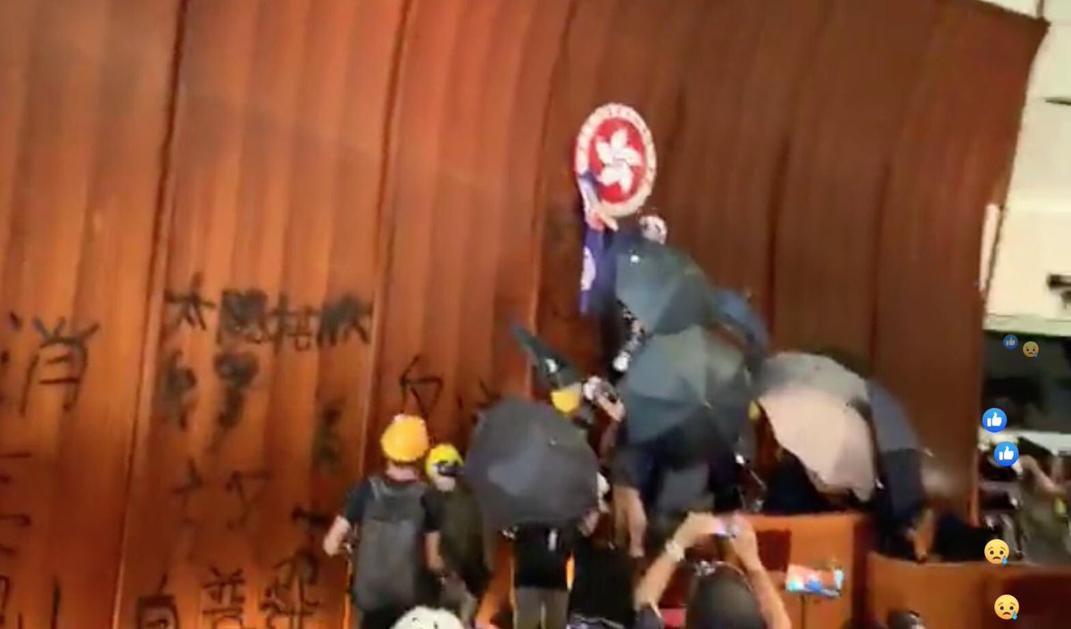 Pintan grafitis en el Parlamento de Hong Kong (video)