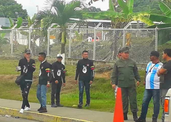 Colectivos “custodian” las colas por gasolina en Mérida (fotos)