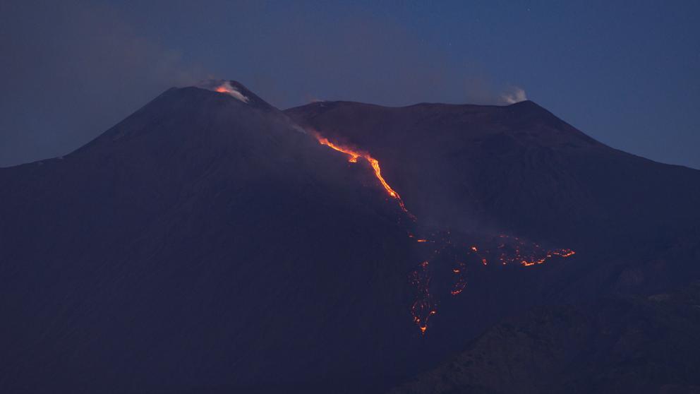 El volcán Etna entra de nuevo en erupción en Italia