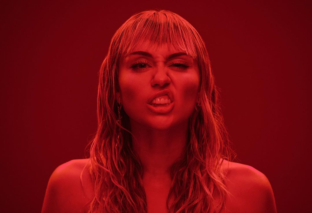 Si su separación no dejó ajeno a nadie… ahora mira a Miley Cyrus con las nalgas al aire (CHACHAAAA)