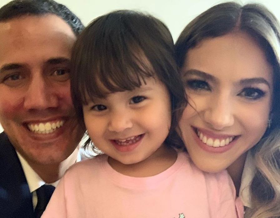 La ternura de Miranda junto a sus padres cautiva corazones (Foto + Cara picarona)